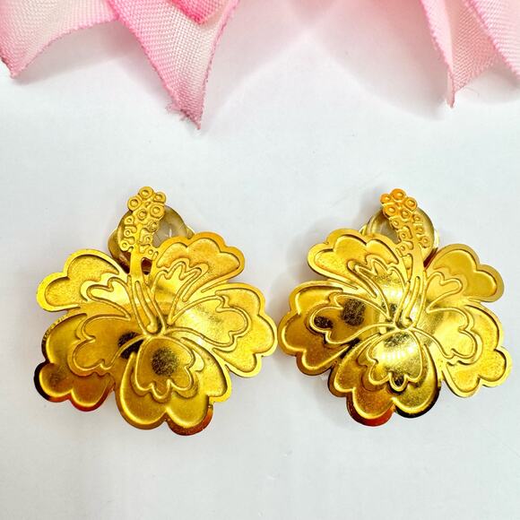 Vintage Etched Hibiscus Gold Tone Clip On Earrings Tropic Floral Vacation Beach - Picture 1 of 11